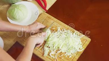 女手用刀<strong>切白菜</strong>.. 蔬菜混合物用于烹饪蔬菜炖。 从上面看。 4k，